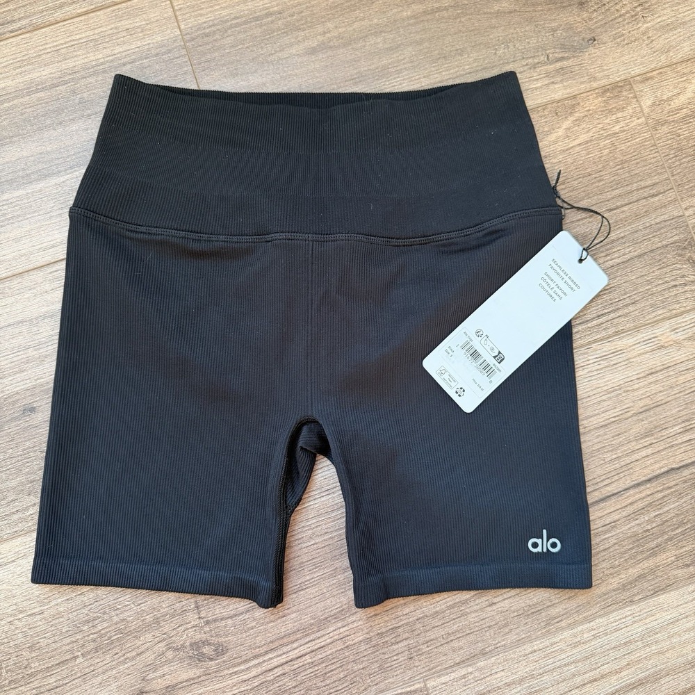 ALO Yoga Women's "Seamless Ribbed Favorite" Short 5" Inseam (S) *BESTSELLER*